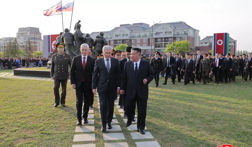 北朝鮮政府が提供したこの写真には、2026年4月26日(日)、北朝鮮の平壌で行われた記念博物館の開館式に出席する、同国の指導者キム・ジョンウン氏、ロシアのヴィャチェスラフ・ヴォロディン下院議長、アンドレイ・ベロソフ国防相が、前列右から左の順に写っている。(朝鮮中央通信/Korea News Service via AP)
