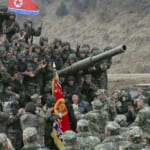 2024年3月13日、北朝鮮で訓練に参加した兵士たちと面会する金正恩（キム・ジョンウン）朝鮮労働党委員長（中央）の姿（朝鮮中央通信／韓国ニュースサービス via AP、ファイル写真）