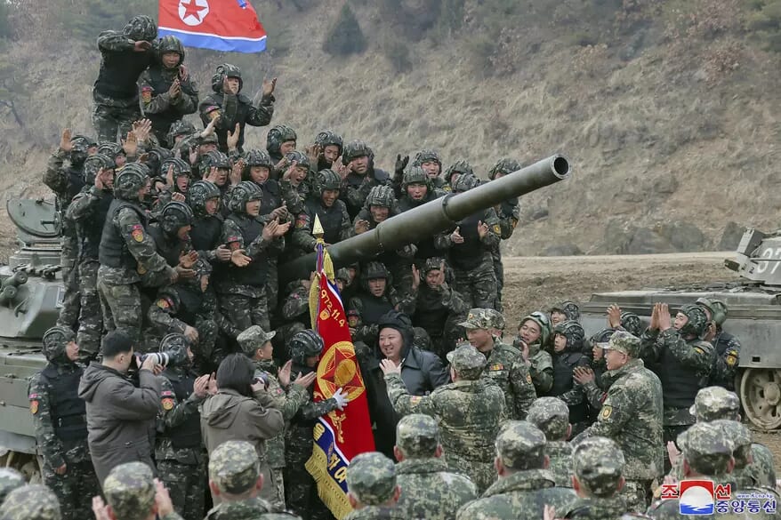 2024年3月13日、北朝鮮で訓練に参加した兵士たちと面会する金正恩(キム・ジョンウン)朝鮮労働党委員長(中央)の姿(朝鮮中央通信/韓国ニュースサービス via AP、ファイル写真)